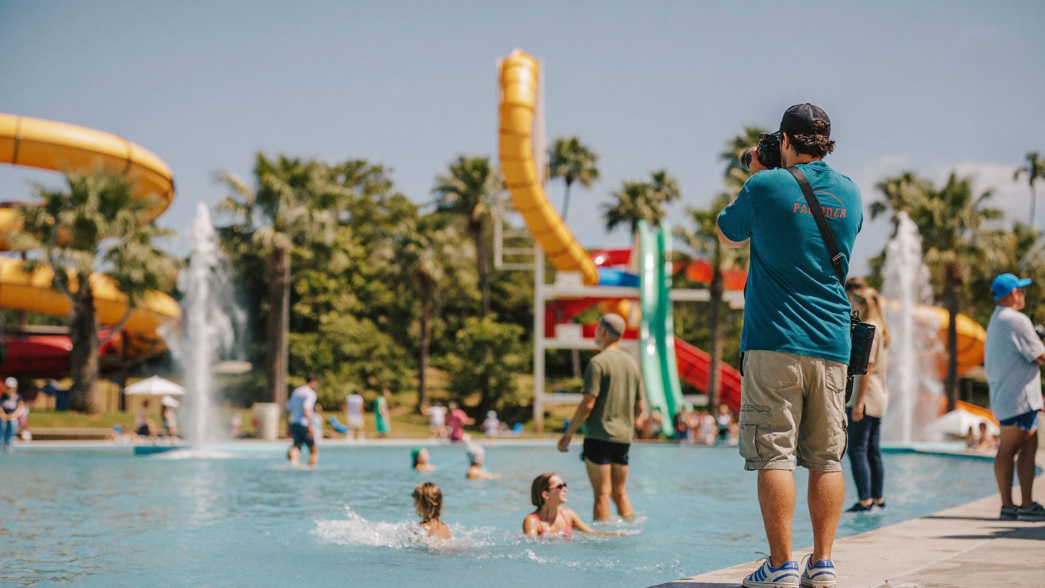 Fotógrafo de El Dorado WaterPark capturando a los visitantes desde el borde de la piscina